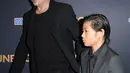 Datang ke psikiater itu, dilaporka Pitt mengenakan black aviators, jaket hitam dan kaos putih yang dipadukan dengan celana jeans. Sedangkan Pax tampil dengan hoodie hitam dan celana panjang serta memakai sneakers.  (AFP/Bintang.com)