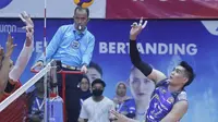 Opposite Surabaya BIN Samator Rivan Nurmulki melancarkan spike saat menghadapi Jakarta Bhayangkara Presisi pada laga seri kedua putaran pertama PLN Mobile Proliga 2023 di GOR Satria Purwokerto, Sabtu, 14 Januari 2023. (foto: PBVSI)