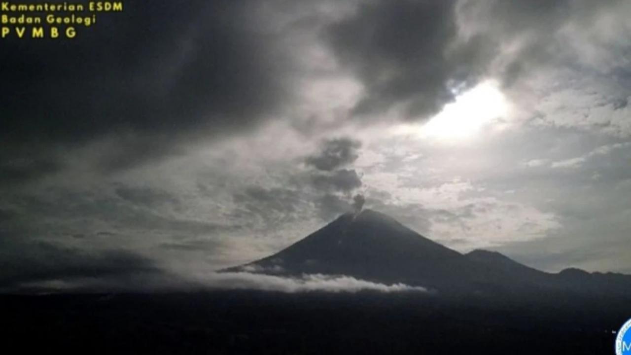 Gunung Semeru Erupsi Semburkan Abu Vulkanik Setinggi 1.000 Meter, Petugas Keluarkan Imbauan Penting ke Warga