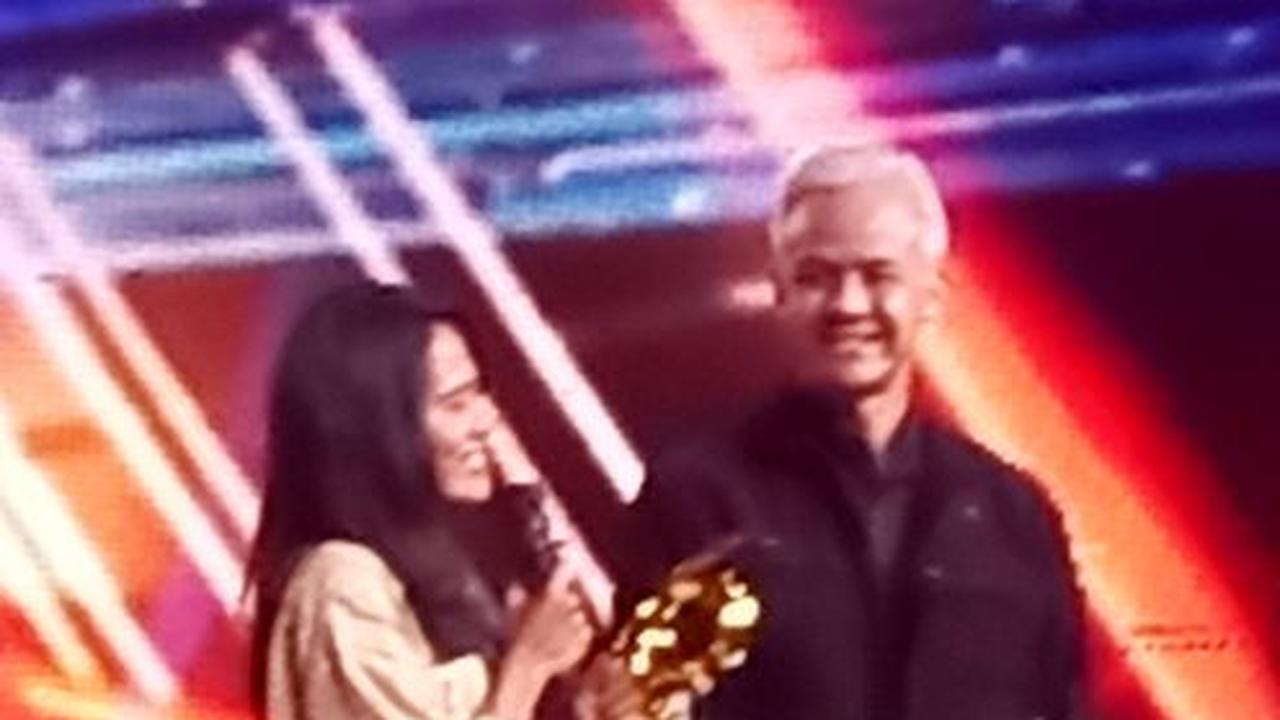 Ganjar Serahkan Liputan6 Awards kepada Roswita Asti Kulla, Sosok Pengajar Anak-Anak Pedalaman