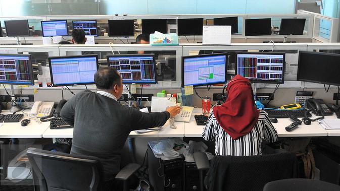 Dua pekerja memantau pergerakan saham di sebuah monitor, Jakarta, Senin (14/11). Laju IHSG melemah 2,6 persen atau sekitar 137,71 poin ke level 5.094,25 pada penutupan sesi pertama perdagangan saham Senin (14/11/2016). (Liputan6.com/Angga Yuniar)