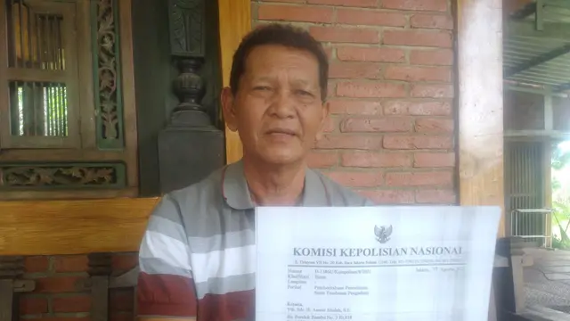 Mantan Ketua DPRD Bojonegoro, Anwar Sholeh ketika menunjukkan surat dari Kompolnas RI. (Liputan6.com/Ahmad Adirin)
