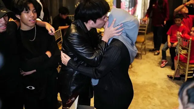 Atta Halilintar menggelar acara ulang tahun yang ke- 29 dengan tema monokrom bersama keluarga besar