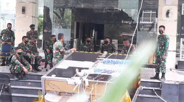 Aparat TNI berjaga di gedung Kementerian Energi dan Sumber Daya Mineral (ESDM), Jakarta, Jumat (9/10/2020). Terjadi aksi perusakan dan penjarahan di gedung Kementerian ESDM saat unjuk rasa penolakan Undang-Undang (UU) Cipta Kerja, Kamis 8 Oktober 2020. (Liputan6.com/Angga Yuniar)