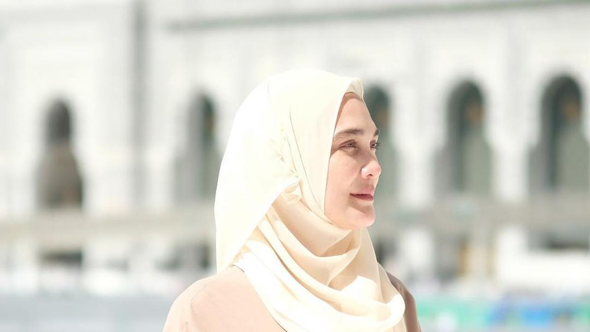 6 Pesona Luna Maya Pakai Hijab, Penampilannya Semakin Anggun dan Tetap Modis