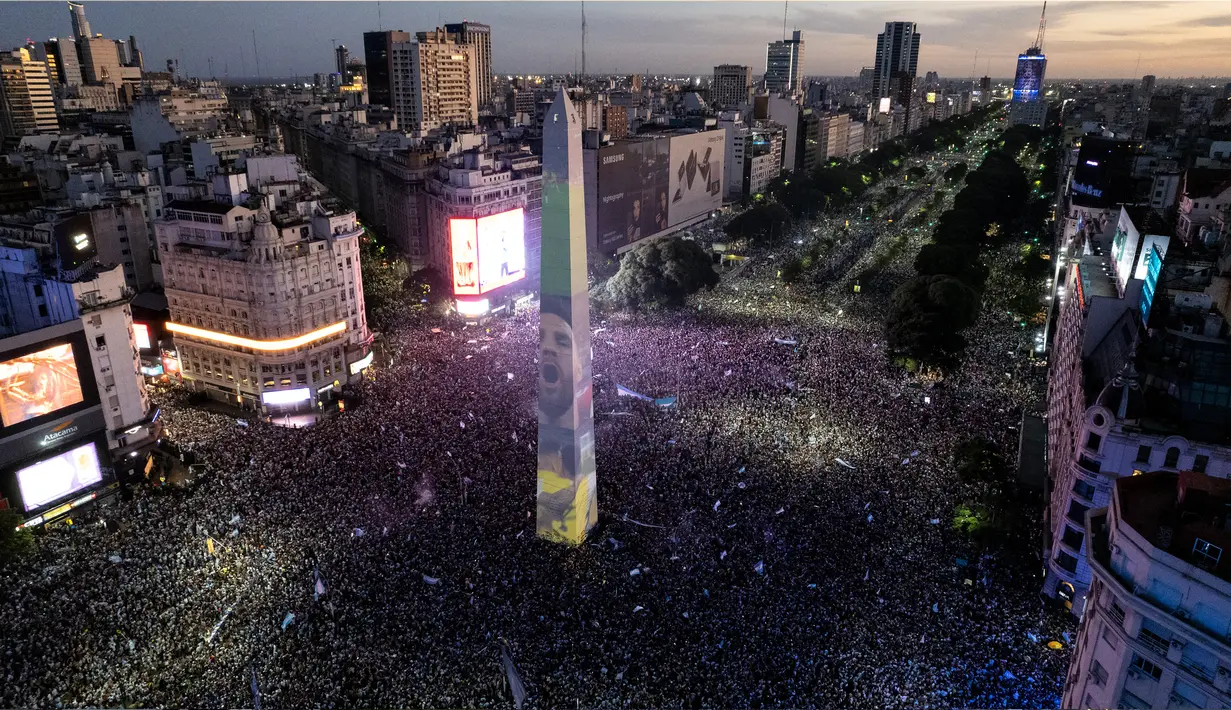 Wajah Liones Messi diproyeksikan pada Obelisk saat para suporter merayakan kemenangan timnas sepak bola Argentina atas Prancis dalam pertandingan final Piala Dunia Qatar 2022 di Buenos Aires, Argentina, 18 Desember 2022. Argentina menang 4-2 dalam drama adu penalti setelah pertandingan berakhir imbang dengan skor 3-3. (AP Photo/Rodrigo Abd)