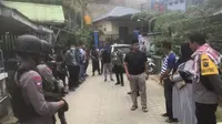 Situasi penangkapan salah seorang kerabat mantan Kapolri di Kompleks Kampung Salo Kendari, terkait peredaran sabu-sabu.(Liputan6.com/Ahmad Akbar Fua)