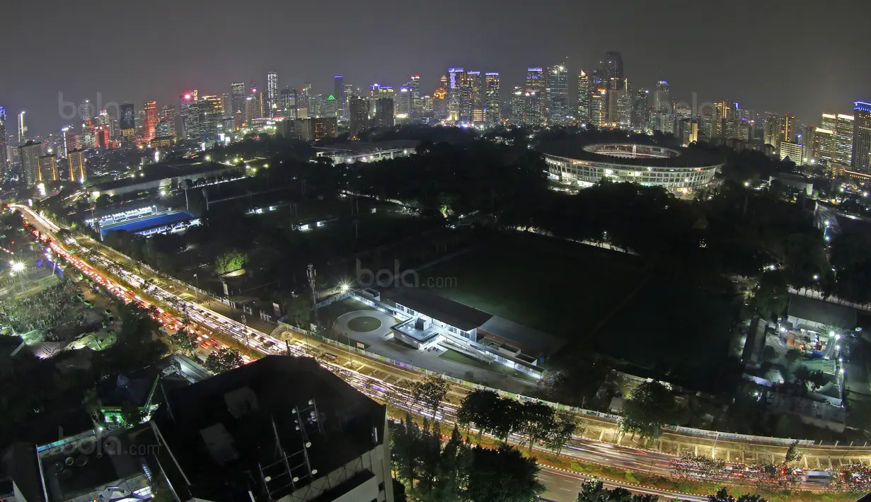Suasana malam kasawan Stadion Utama Gelora Bung Karno, Jakarta, (12/9/2017). Stadion Utama GBK dan kawasan olah raga senayan bersolek menyambut ASIAN Games 2018. (Bola.com/Nicklas Hanoatubun) 