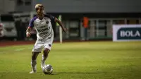 Bek Persita Tangerang, Muhammad Toha menggiring bola saat laga pekan pertama BRI Liga 1 2021/2022 melawan Persipura Jayapura di Stadion Pakansari, Bogor, Sabtu (28/08/2021). Persita menang 2-1. (Bola.com/Bagaskara Lazuardi)