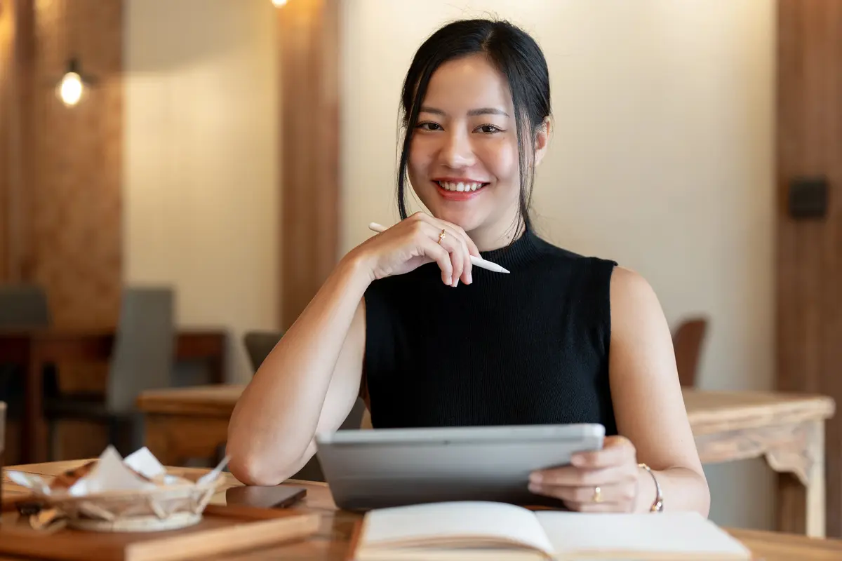 wanita oktober bisa bahagia kerja