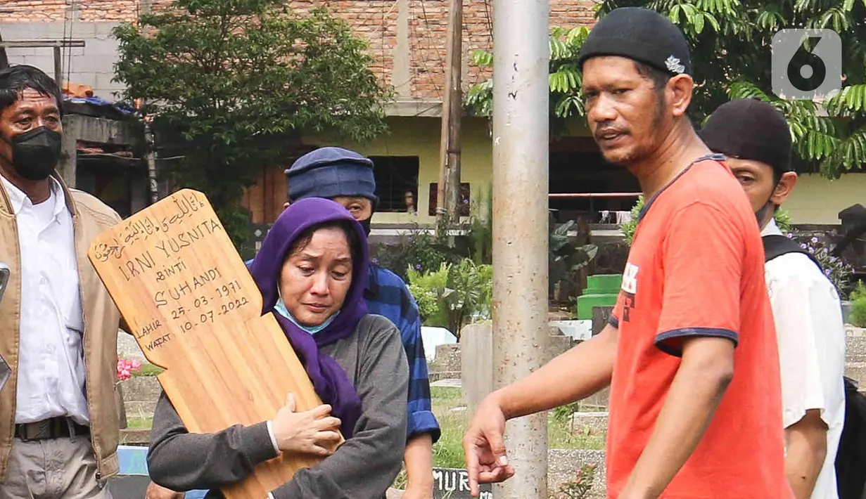 Keluarga membawa nisan mendiang pelawak Irni Yusnita  alias Rini S Bon Bon saat ingin dimakamkan di TPU Kawi Kawi, Johar Baru, Jakarta, Senin (11/7/2022). Pelawak Rini S Bon Bon  meninggal dunia pada hari Minggu sore (10/7/2022), sebelum berpulang rini sempat mengidap  sakit diabetes. (Liputan6.com/Herman Zakharia)