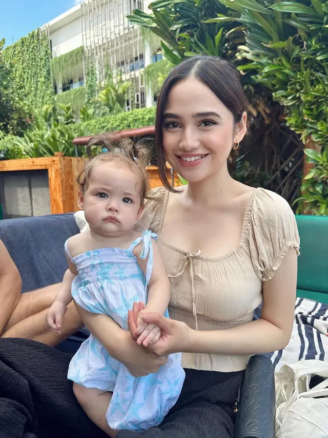 Potret Syifa Hadju pangku Baby Kamari anak bule Jennifer Coppen (Sumber: Instagram/@syifahadju)
