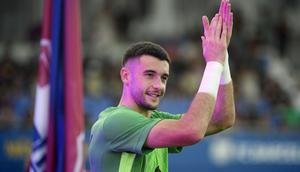 Kiper Barcelona asal Spanyol #01, Joan Garcia, bertepuk tangan sebelum pertandingan Joan Gamper Trophy ke-60 antara FC Barcelona dan Como 1907 di Stadion Johan Cruyff, Barcelona, pada 10 Agustus 2025. (Josep LAGO/AFP)