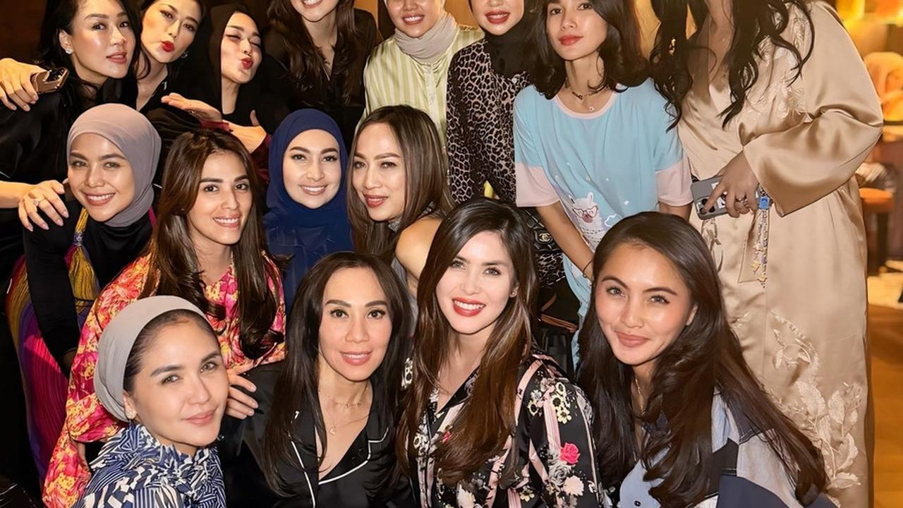 Karaokean Bersama Teman-Teman