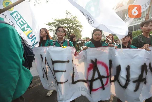 Aksi Mahasiswa Menuju DPR Diwarnai Saling Dorong dengan Polisi