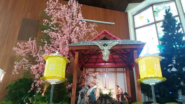 Perayaan Natal dengan dekorasi bernuansa Negeri Sakura di Gereja Katderal Kristus Jawa, Purwokerto membuat suasana riang di hati para jemaat. (Foto: Liputan6.com/ Muhamad Ridlo).