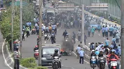 Suasana kerusuhanb di kawasan  dekat gedung TVRI Senayan, Jakarta, (22/3). Unjuk rasa hari ini akan berlangsung mulai pukul 09.00 WIB hingga 17.30 WIB dengan perkiraan jumlah pendemo sebanyak 8.000 orang. (Liputan6.com/Herman Zakharia)