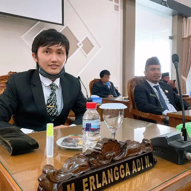 6 Potret Terbaru Eric Teman Duet Melly Goeslaw di AADC, Kini Jadi Wakil Rakyat