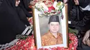 Kesedihan Olla Ramlan dan keluarga di samping makam sang ayahanda, Muhammad Ramlan di TPU Tanah Kusir, Jakarta Selatan, Selasa (5/6). Ayahanda Olla Ramlan meninggal di usia 72 tahun akibat kanker dan liver yang dideritanya. (Liputan6.com/Faizal Fanani)