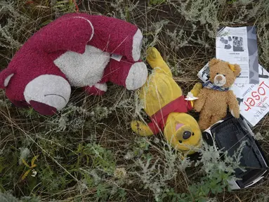 Beberapa boneka milik penumpang MH17 yang jatuh ditembak di wilayah Donetsk, Ukraina, Jumat (18/7/14). (REUTERS/Maxim Zmeyev)