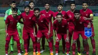 Para pemain Timnas Indonesia foto bersama sebelum melawan Thailand pada laga PSSI 88th U-19 di Stadion Pakansari, Jawa Barat, Minggu (23/9/2018). Kedua negara bermain imbang 2-2. (Bola.com/Vitalis Yogi Trisna)
