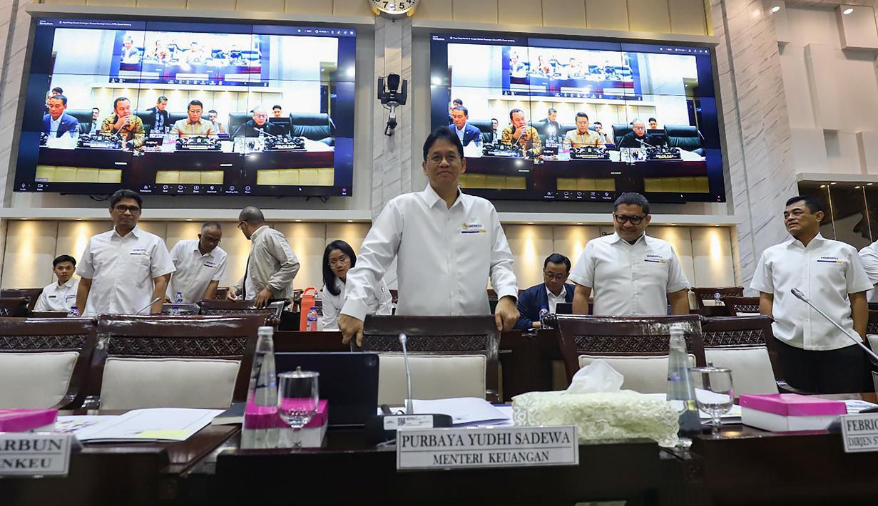 Menteri Keuangan Purbaya Yudhi Sadewa (tengah) sesaat sebelum rapat kerja bersama Komisi XI DPR di Kompleks Parlemen, Senayan, Jakarta, Senin (6/4/2026). Pemerintah memastikan harga Bahan Bakar Minyak (BBM) bersubsidi tidak naik hingga akhir tahun 2026. (merdeka.com/Arie Basuki)