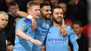 Man City memiliki dua gelandang yang terbaik di dunia, yaitu Bernando Silva (kanan) dan Kevin de Bruyne. Namun, keduanya bernasib beda. De Bruyne lebih banyak mendapat pujian lewat tembakan jarak jauhnya, sedangkan kemampuan umpan cerdik dan tajam Silva seolah hilang dari pandangan. (AFP/Paul Ellis)