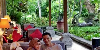 Hari kedua berbulan madu di Ubud Bali, banyak nitizen yang ngiri dengan kemesraan pasangan pengantin baru ini. (Instagram/ @fedinuril)