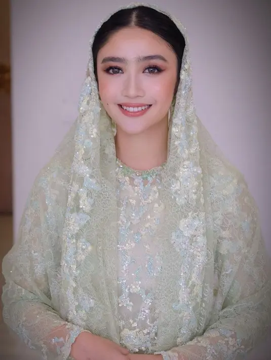 Dress-nya dipadukan dengan kerudung dengan gaya yang sederhana namun tetap memberikan kesan sakral, sesuai dengan nuansa acara pengajian.  [@upanduvan].