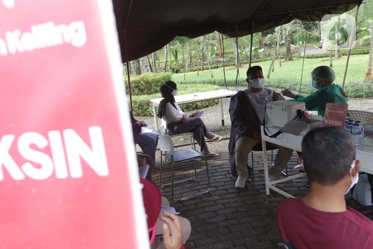 Vaksinasi COVID-19 di Taman Dadap Merah