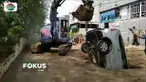Sebuah mobil minibus yang hendak parkir terperosok ke lubang resapan air, di Jalan Dokter Susilo, Tanjung Duren, Jakarta Barat. Beruntung sang pengemudi selamat.