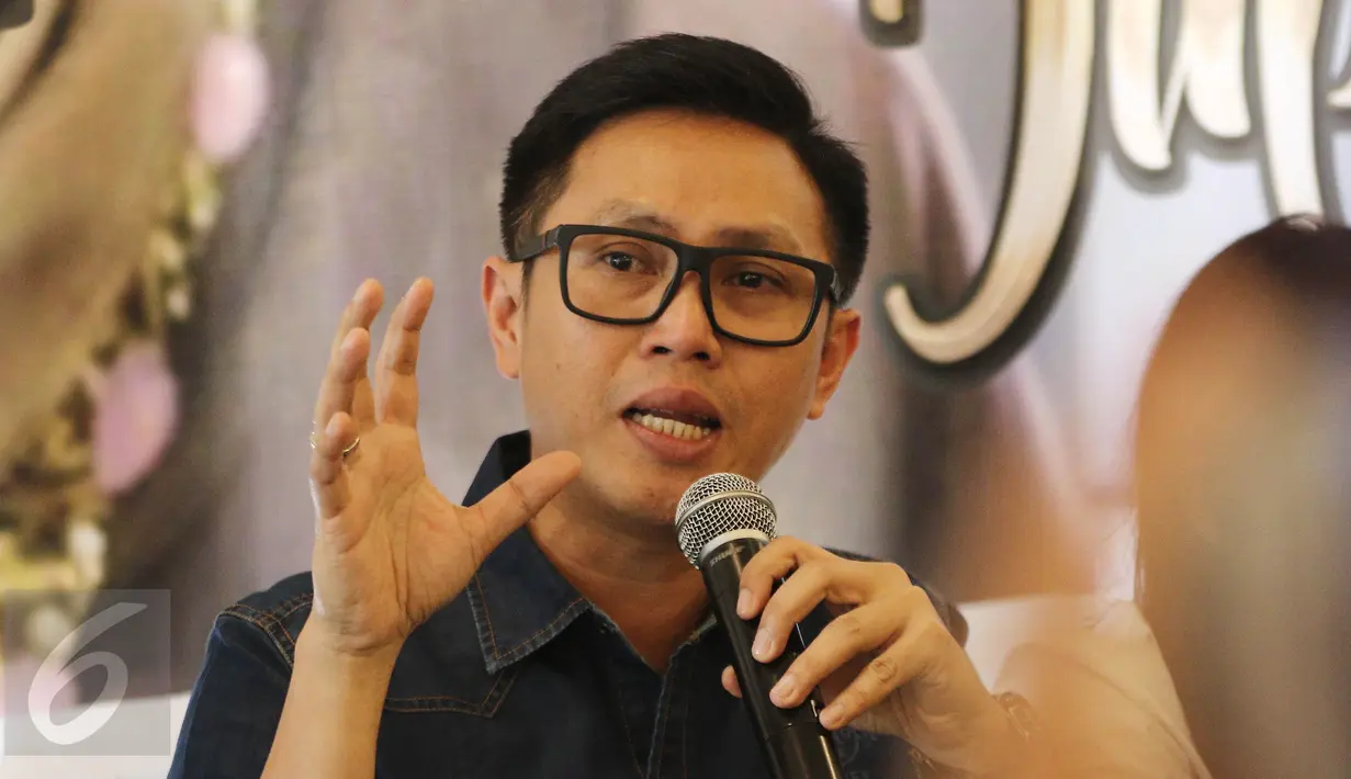 Eko Patrio memberikan keterangan saat jumpa pers Sahabat Peduli Jupe di kawasan Tebet, Jakarta, Kamis (13/04). Mereka akan mengadakan acara penggalangan dana yang diadakan pada hari minggu 16 April mendatang. (Liputan6.com/Herman Zhakaria)