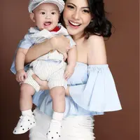 Melakukan sesi pemotretan bersama sang anak, Kezia Karamoy tampil memesona. Senyuman bahagia terpancar dari wajah imut Kezia. Nggak seperti ibu-ibu kan meski sudah punya satu anak? (Instagram/keziakaramoy)