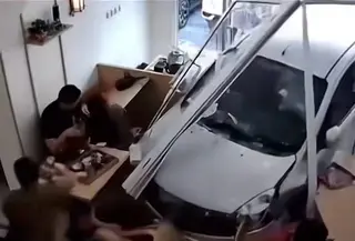 Sebuah mobil menabrak sebuah restoran makanan Jepang di daerah Ruko Gading Serpong, Tangerang pada Kamis, 19 Maret 2026 siang. (Foto: Tangkapan Layar Sosmed)