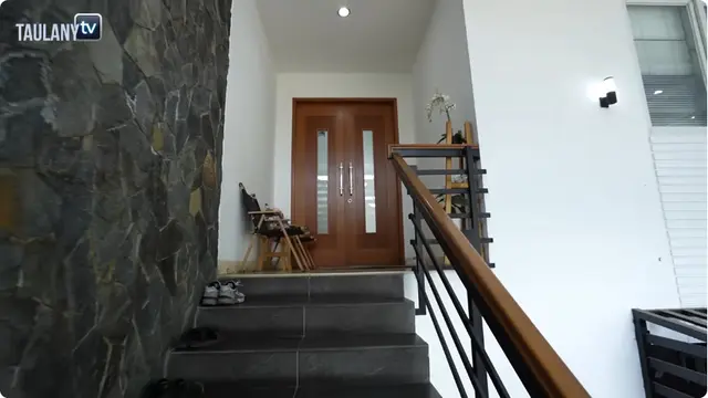 Potret Teras Depan Rumah Natasha Rizky