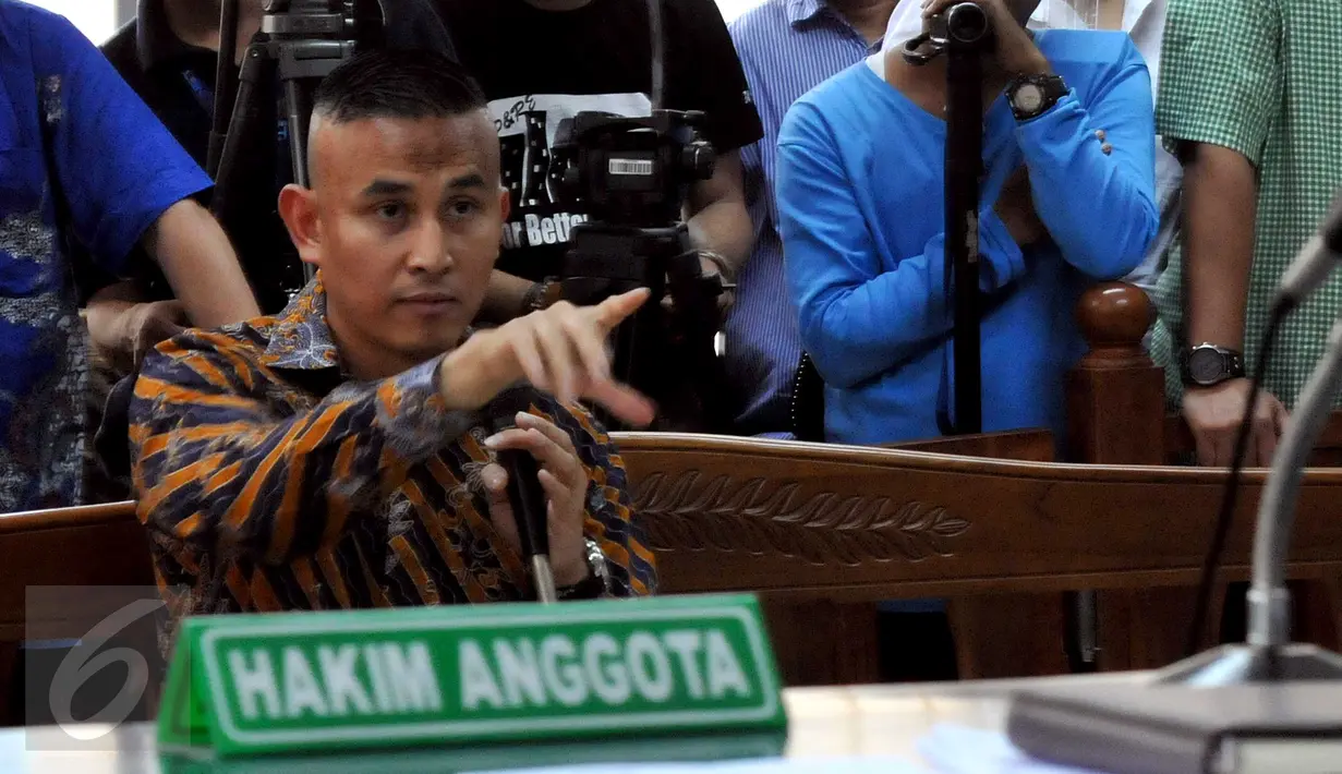 Anak didik OC Kaligis, Afrian Bondjol memberikan kesaksian dalam sidang lanjutan terkait kasus suap anggota hakim dan panitera PTUN Medan dengan terdakwa OC Kaligis di Pengadilan Tipikor, Rabu (4/11). (Liputan6.com/Helmi Afandi)