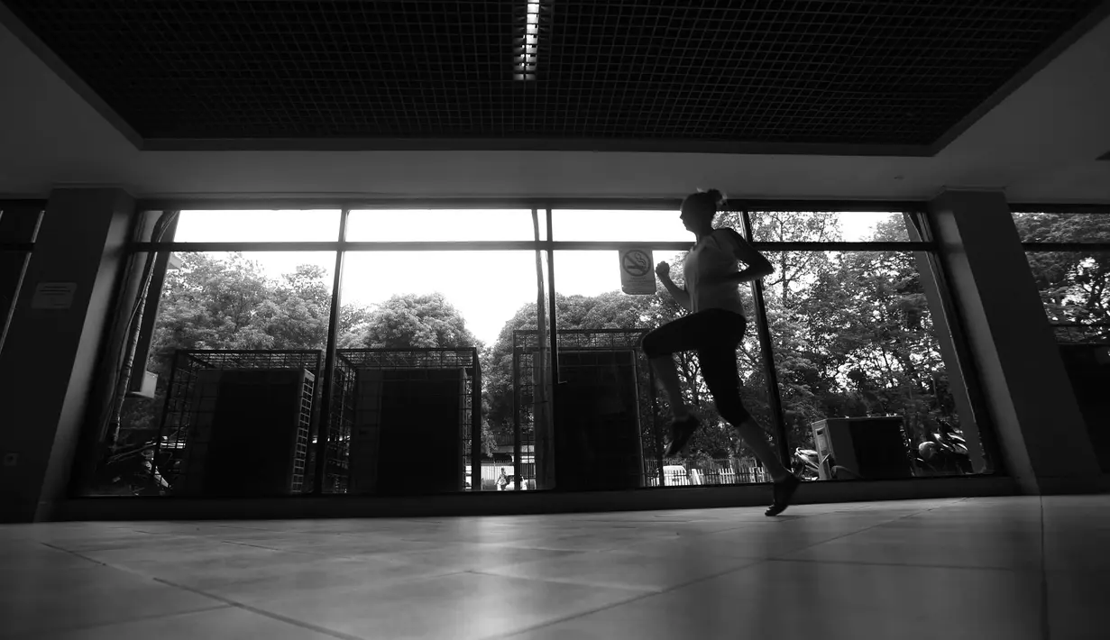 Seorang atlet wushu asal Prancis sedang berlatih sebelum bertanding pada Kejuaraan Dunia Wushu 2015 di Istora, Senayan, Jakarta, Selasa (17/11/2015). (Bola.com/Nicklas Hanoatubun)