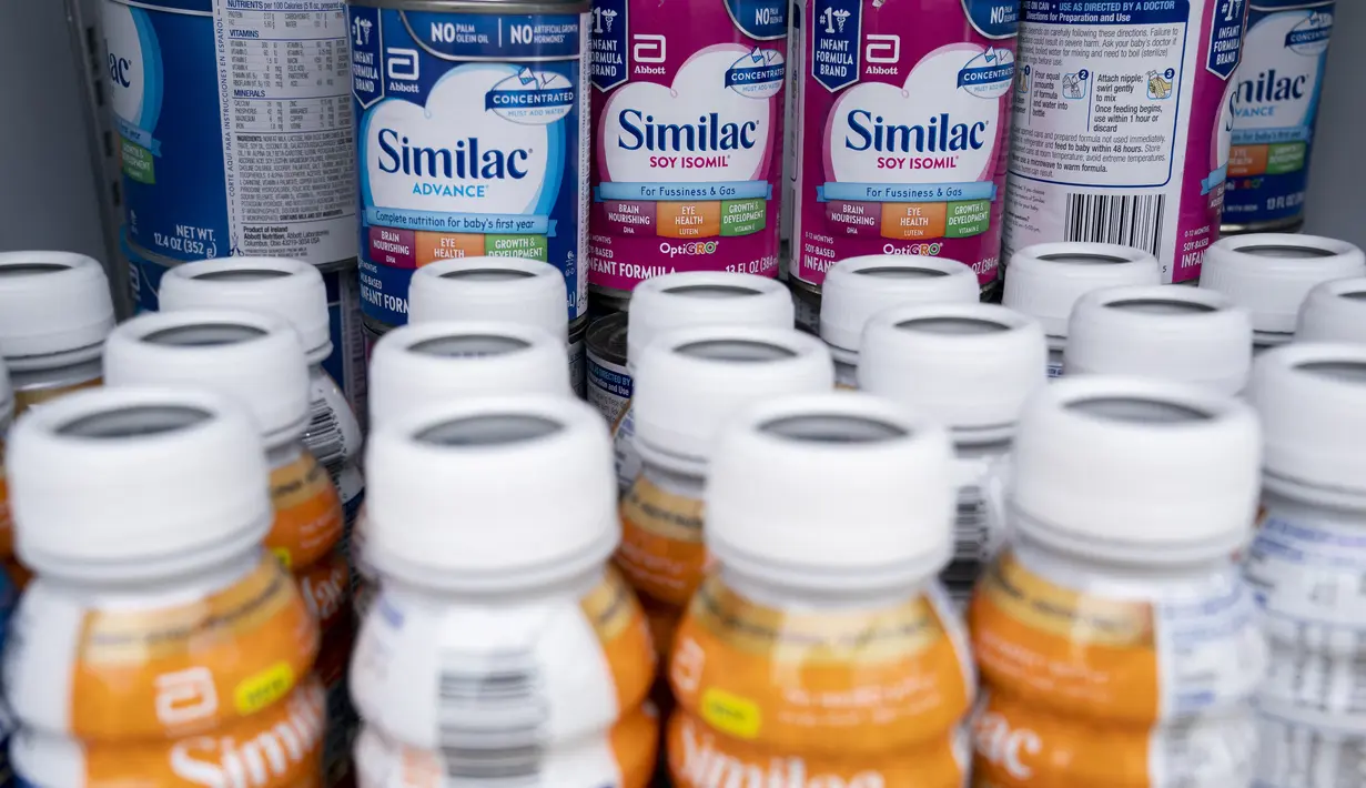<p>Susu formula bayi disimpan di lemari es di luar Glassmanor Community Center di Oxon Hill, Maryland, Rabu (25/5/2022). Dengan kelangkaan susu formula bayi di Amerika Serikat, pemilik restoran DC Mark Bucher mulai membeli susu formula dari tempat-tempat di mana ada lebih banyak jumlahnya dengan lebih sedikit kebutuhan, dan memberikannya melalui program Feed the Fridge. (Stefani Reynolds/AFP)</p>