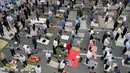 Jemaah Muslim menjaga jarak satu sama lain sebagai langkah mencegah pandemi Covid-19 saat berkumpul untuk menghadiri salat Idul Fitri di ibu kota Iran, Teheran, pada 24 Mei 2020. (Photo by - / AFP)
