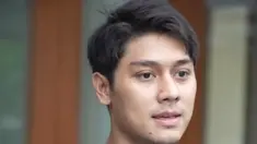 Rizky Billar masih menjadi sorotan usai Lesti Kejora melaporkan dirinya sebagai pelaku KDRT. Di media sosial pun ramai netizen menyebut jika karier Billar akan segera usai jika berpisah dari Lesti. KPI Pusat juga mengumumkan jika pelaku KDRT dilarang...