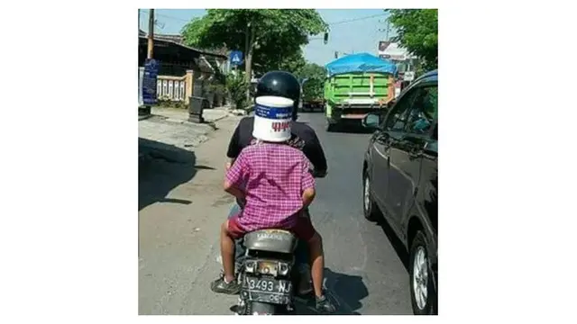 Potret Helm Pengendara Dari Alat Rumah Tangga Ini Bikin Tepuk Jidat