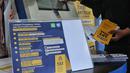 Petugas melayani wajib pajak di salah satu kantor pelayanan pajak pratama di Jakarta, Kamis (29/12/2022). Penerimaan pajak tercatat melampaui target 2022 meskipun tanpa pelaksanaan program pengungkapan sukarela atau PPS dan kenaikan tarif pertambahan nilai atau PPN menjadi 11%. (Liputan6.com/Angga Yuniar)