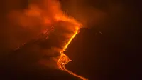 Lava mengalir dari Gunung Etna seperti yang terlihat dari Milo, Sisilia, Italia, Senin (9/8/2021). Gunung berapi paling aktif di Eropa tersebut menyemburkan abu vulkanik dan lava pijar ke sekitar area berpenduduk padat di lerengnya. (AP Photo/Salvatore Allegra)