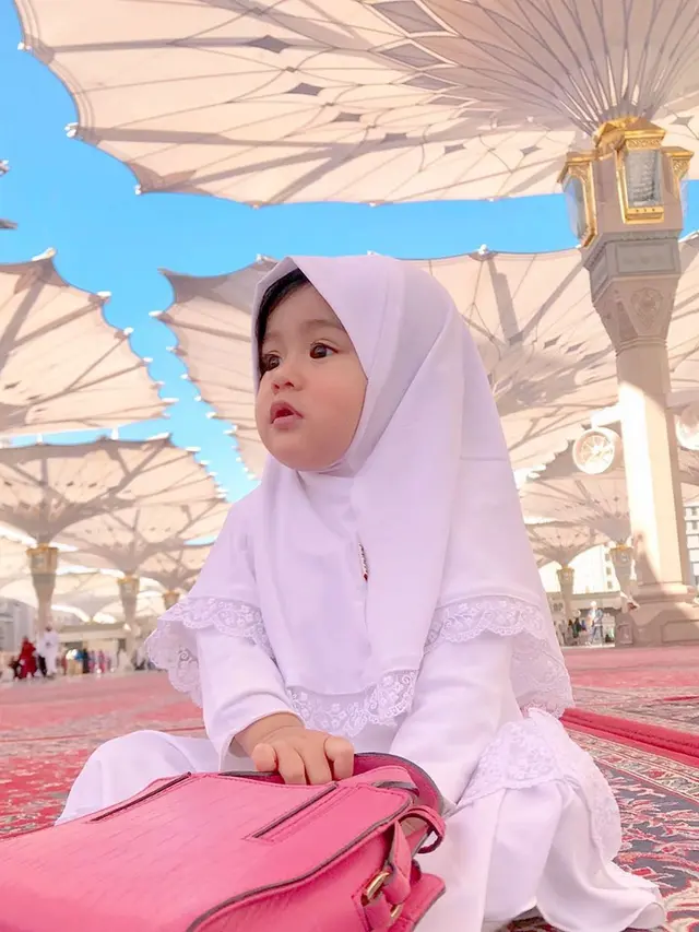 6 Potret Bayi Seleb Pakai Hijab, Sukses Bikin Gemas