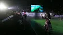 Personil JKT48, Freya menyapa para penggemar di acara puncak Grand Final AXIS Nation Cup 2023 yang berlangsung di Istora Senayan, Jakarta, Minggu (15/10/2023). (Bola.com/Bagaskara Lazuardi)