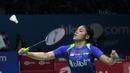 Ekspresi Gregoria Mariska saat mengembalikan kok ke arah Ratchanok Intanon pada babak kedua tunggal putri Indonesia Open 2018 di Istora Senayan, Jakarta, (5/6/2018). Ratchanok Intanon menang 21-11 17-21 21-14. (Bola.com/Nick Hanoatubun)