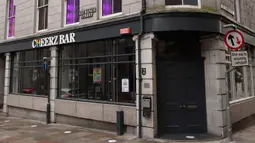 Pub ditutup di Aberdeen menyusul pemberlakuan lockdown atau penguncian wilayah setelah jumlah kasus virus corona melonjak di Skotlandia, Kamis (6/8/2020). Pemerintah Kota Aberdeen mencatat puluhan kasus virus korona baru dalam minggu ini. (Michal Wachucik / POOL / AFP)