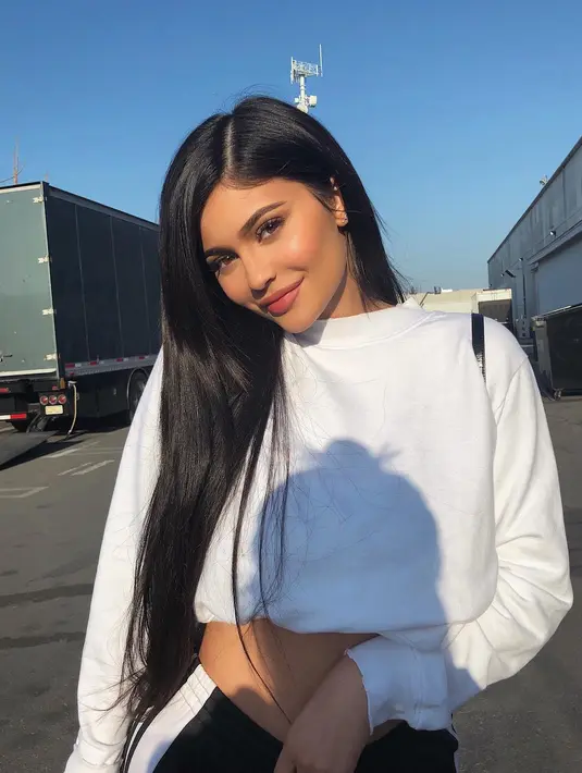 Waaah, Kylie Jenner benar-benar senang pamer perut usai melahirkan ya! (instagram/kyliejenner)