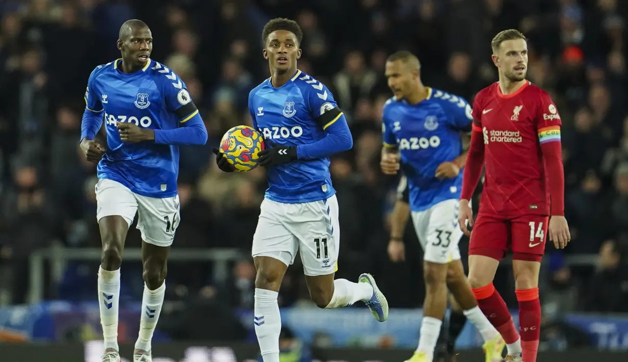 Sementara Everton sempat hanya mampu mencetak sebiji gol lewat aksi Demarai Gray. (AP/Jon Super)