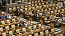 Anggota dewan mengikuti Rapat Paripurna Penutupan Masa Sidang II yang digelar secara virtual maupun fisik di Gedung Nusantara II, Jakarta, Jumat (11/12/2020). Rapat tersebut beragendakan pidato penutupan Ketua DPR Puan Maharani. (Liputan6.com/Johan Tallo)